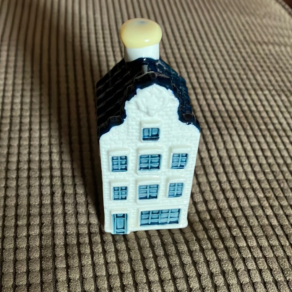 Vintage Delft BOLS KLM House, number 72, sealed